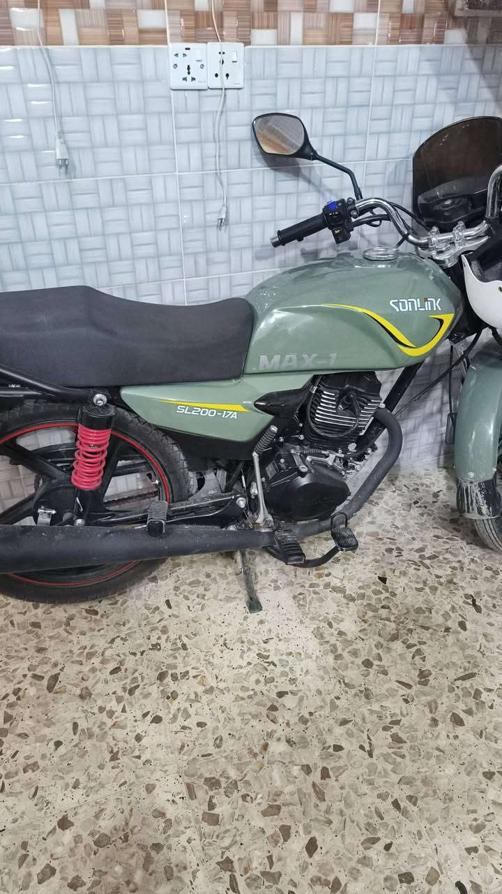 سلام عليكم
دراجه جديده  ماشيه ٢٠٠٠ تقريبا سعره ٩٠٠ الف نهايته ***********
