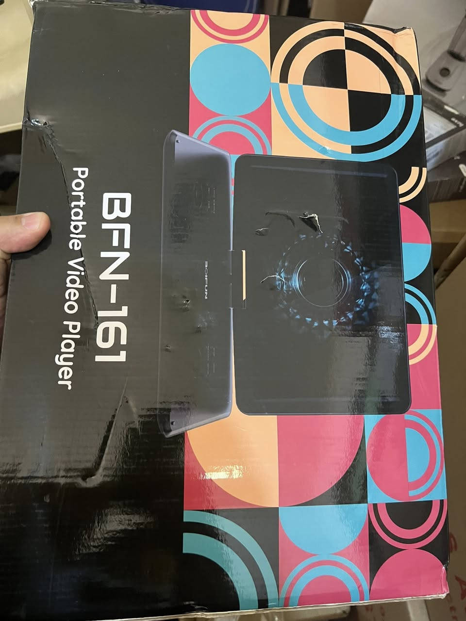 Boifun BFN-161. 
الشاشة: يتميز بشاشة HD دوارة مقاس 15.6 بوصة يمكن تدويرها 270 درجة وقلبها 180 درجة.
البطارية: يحتوي على بطارية قابلة لإعادة الشحن بسعة 5000 مللي أمبير تدوم حتى 6 ساعات من التشغيل.
التوافق: يدعم تنسيقات متعددة بما في ذلك DVD، CD، VCD، ويدعم تشغيل الملفات عبر USB وبطاقة SD.
المميزات: يحتوي على وظيفة ذاكرة نقطة ال


**إذا كنت صاحب هذا الإعلان وتريد حذفه لأي سبب، رجاءا أرسل رسالة إلى الدعم الفني**