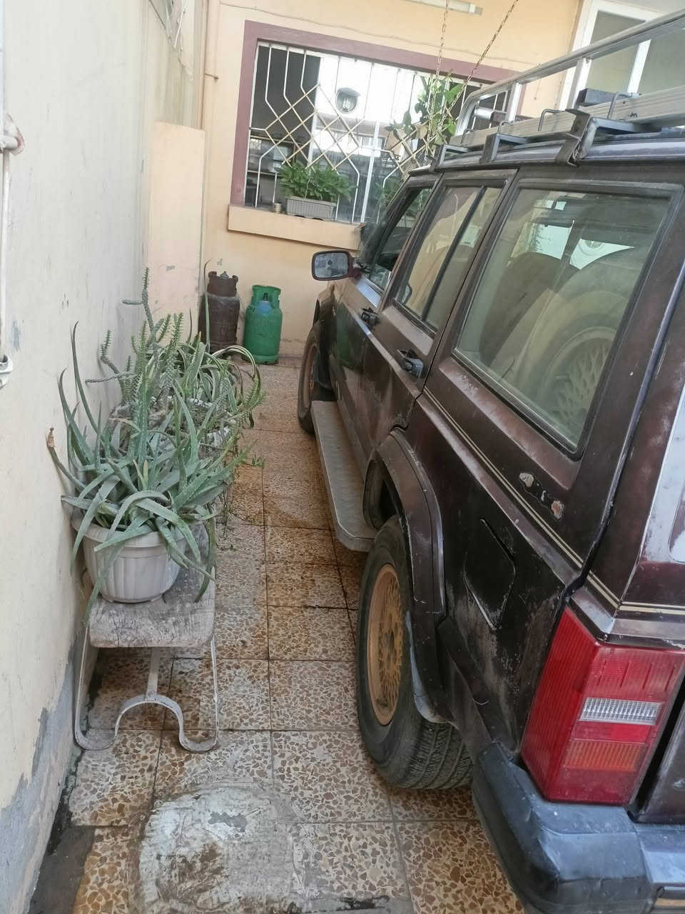 السلام عليكم سياره جيب شيروكي موديل 91 محور كير ومحرك مال بطه ملكه vvt شرط  بسمي شرط التحويل  مكاني موصل الأيسر يارمجه الشرقيه 
التواصل عل رقم  ***********
