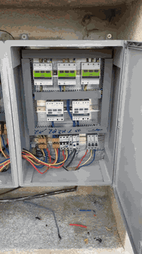 تم بعون الله نصب بورد في منطقه الزعفرانيه شارع الشرطه جامع الفتح المبين وتبديل البورد القديم المتهالك بنظام السلكتر الإلكتروني للاناره والسبالت للاتصال والطلب *********** أو *********** يوجد واتساب صوره ومقاطع فيديو قبل وبعد الصيانه
