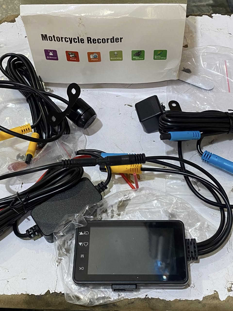 شاشة مع كامرا عدد 2 تصوير امامي خلفي غير مستخدم .. السعر 40 الف واتساب ***********
