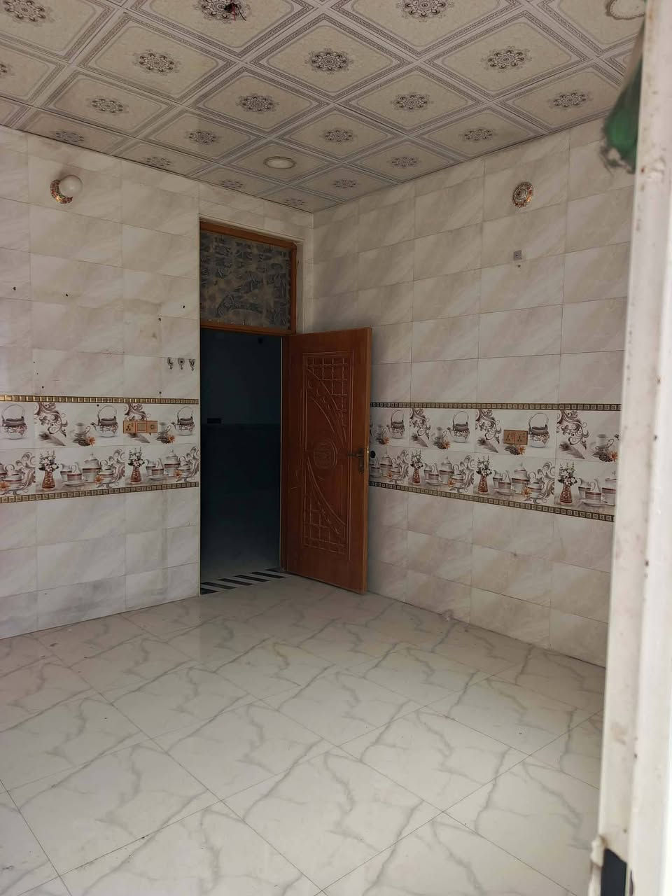 الدار للبيع المساحه 200متر طابو زراعي سند 25 الموقع حي علي قماره قرب أسواق حسون ثاني بيت عن التبليط عرض الشارع 7متر    بناء طابوق السقف صب كونكريت بناء حديث يتكون من غرف نوم ثنين وستقبال وصاله ومطبخ مجمع صحي خارجي وداخلي وطارمه وممرات داير البيت وطارمه أي استفسار إتصال على الرقم التالي واتساب ***********
أو مراجعة مكتب ابو زهراء التميمي شارع المواكب مقابل حسينية الخزرج البيت حالين فارغ
