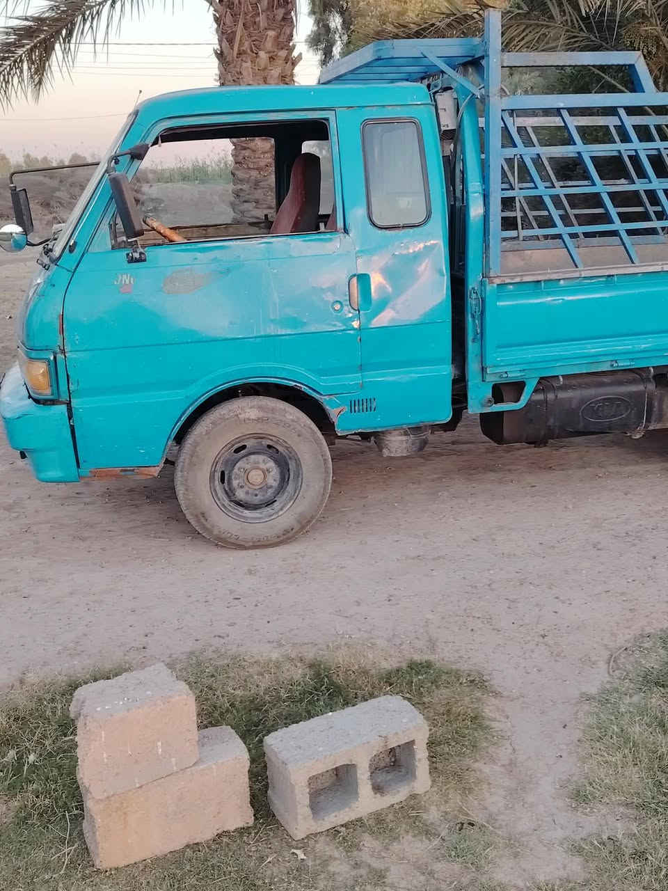 السلام عليكم كيا بنگو موديل 96 سياره بأسمي سنويه لسنه 27 السياره جاهزه الاستفسار الاتصال على الرقم ***********
