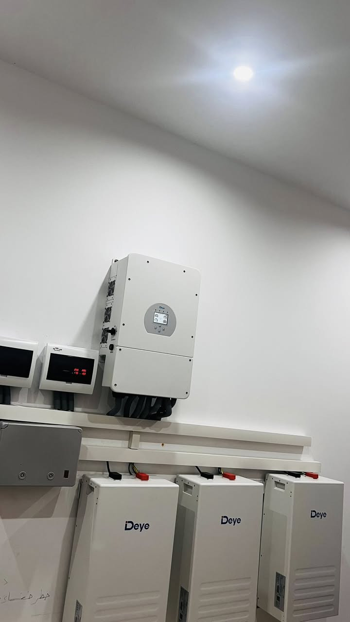 #ضمان_البطارية_5سنوات
تم بفضل الله تجهيز و  تنصيب منظومة طاقة شمسية لمنزل الأخ مهندس عبدالعزيز الفياض
   #البيجي
تجهز المنظومة المنزل ب 45 أمبير نهاراً
بالاضافة إلى 40 أمبير ليلاً  . 
مكونات المنظومة.
🔵الواح لونجي 615w  عدد (22) بضمان 10 سنوات 

🔵 جهاز انفيرتر نوع(Deye ip65)حجم 12kw (55امبير)  بضمان 4 سنة . 
🔵 بطارية ليثيوم Deye 16kwالاطول عمراً. عدد 3وبعمر افتراضي 15 سنة وبضمان 5 سنوات 

✅ الفرع الرئيسي :- شركة حسيب البشاوي للطاقة الشمسية
العنوان محافظة كركوك قضاء الحويجة سايدين المعارض مقابل محطة وقود الطليعة الحكومية  

✅ الفرع الثاني : محافظة صلاح الدين قضاء بيجي عمارة وطبان 
للحجز والاستفسار الاتصال على الأرقام التالية :
***********
***********  
***********‪
#احمد #الجبوري #مدير #اعلام #شركه #حسيب #البشاوي #للطاقه #الشمسية
