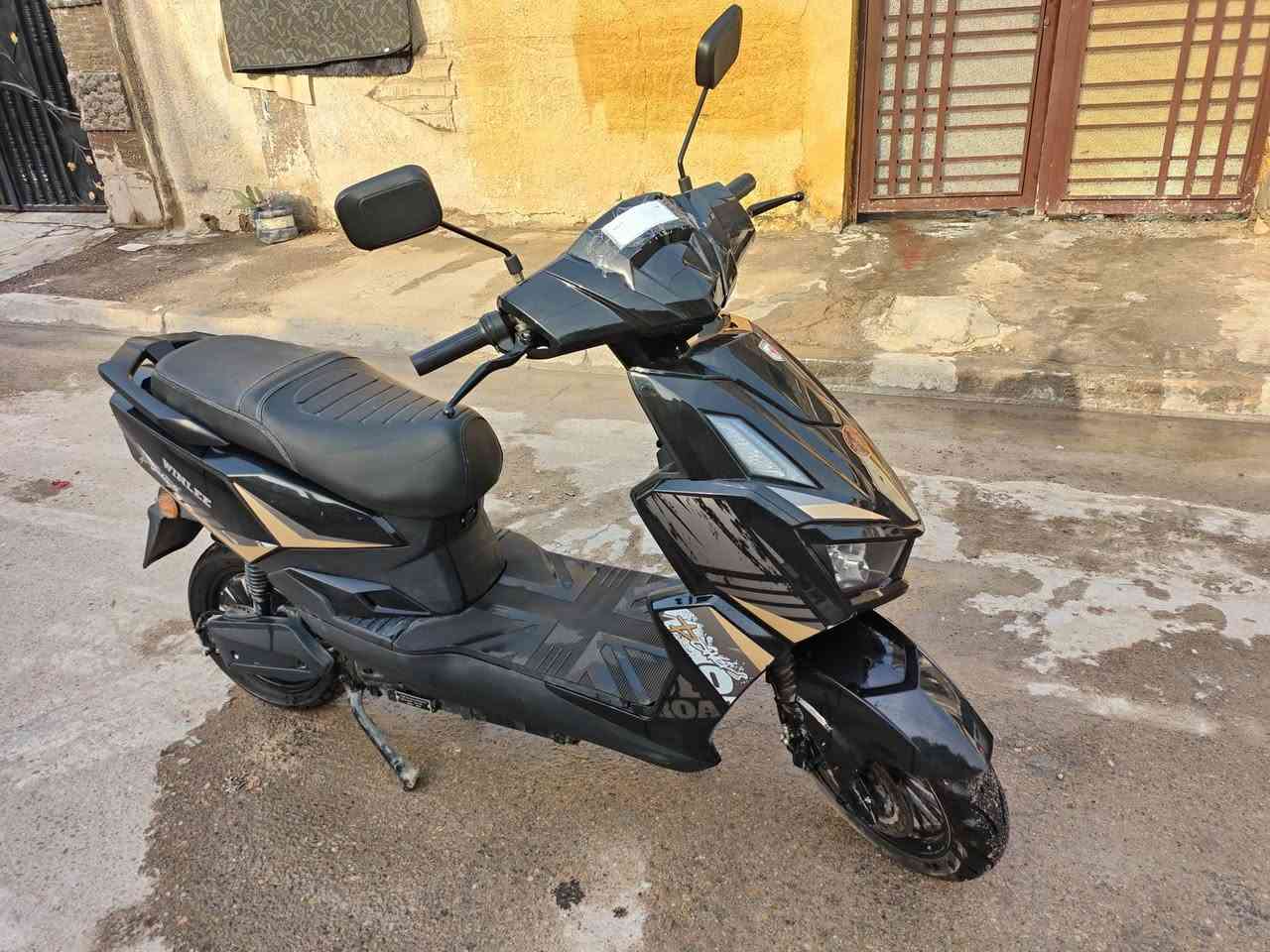 السلام عليكم للبيع دراجة شحن سكنس بطاريات كرافين
هديه وياها خوذه وقناع
1 _ نظام البك R +نظام الامان P 
2_ملف 2000W+سرعه ٦٠ حقيقي +٣سرع
3_لايت  زنون عالي  ناصي + اشاير يمنه ويسره
4_نظام سرقة
5_سويج عدد 2+بصمة عدد 2 + كارت تشغيل NFC
6_بطاريات عدد6 كبار كرافين مسطره جديدات انتاج 2026
7_تشغيل عن بعد 
8_ دراجه ثكيله رزنه بلمشي السريع 
الدراجه كلش جديده مصارلها شهرين عندي مابيها لا طخه ولا شخطه حاطها مال بيت
السعر ٨٣٠ وبيها مجال بسيط 

  الرقم الهاتف/ ***********  واتساب 

 العنوان /البياع
