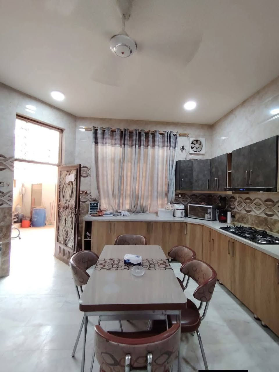 دار_للبيـــــــــــــــــــع حله حي الأستاذه خلف مستشفى الكرعاوي 

المساحــــــة  200متر #طابو_صرف

الواجهـــــــــة 10متر
النــــــــــــزال 20 متر

مــــــحتويات_الـــــــدار طـــابقين أرضيه مرمر

غــرفتين نـــوم وأستقبال وكليدور ومطبخ ومجمع صحيات داخلي وخارجي وطـــارمــه 

الطابق الثاني غرفتين نوم وكليدور ومجمع صحيات 

عرض الشارع 10متر تبليط مجاري كافة الخدمات 

لـــلاســــتـــفـــســـار ***********
***********
مراجعة مكتب سومر للعقار نادر الاولى على الشارع الخدمي قرب حسينيه حنتوش
