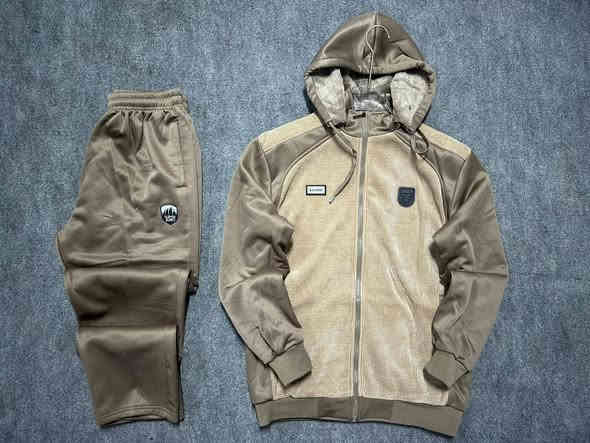 يارزاق 
تراك مرثون مبطن خامه ثقيله يجي 6الوان 
تراك درجه اولى قياسات من Lالى XXXL
عنوان المحل بابل سده الهنديه شارع الموبايلات ازياء السيد 

يوجد خدمه توصيل 
واتس اب ***********
