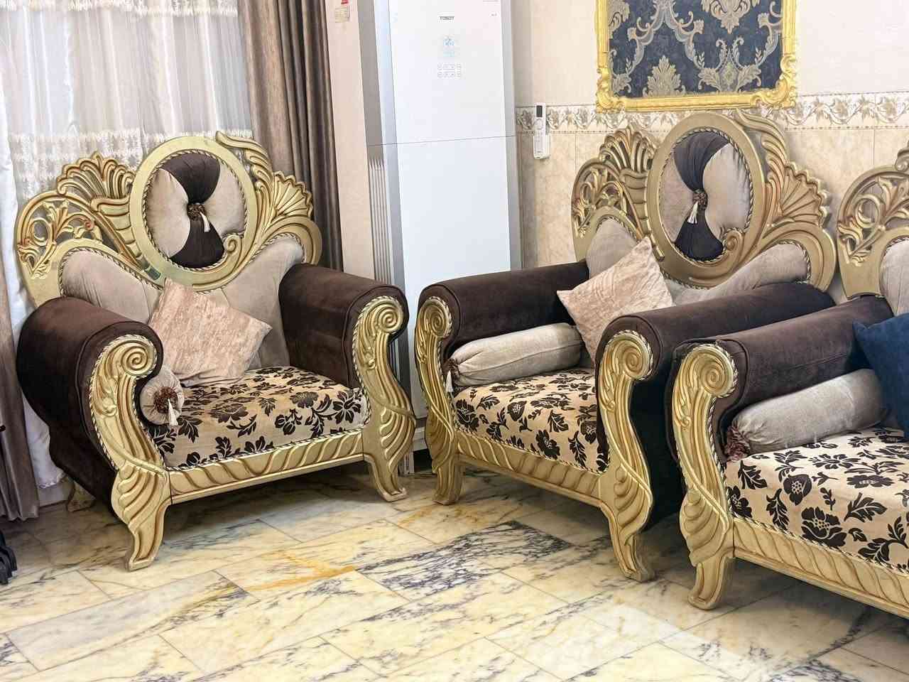 السلام عليكم تخم ونص للبيع العنوان بغداد حي اور التفاصيل داخل الصورة 
1 قطع حجم كبير
2 قطع وسط 
و 2 كراسي 
***********
250الف الحجي الكبير يرادلة ترتيب
