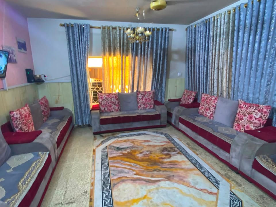 السلام عليكم ورحمة الله وبركاته. مكلف بالنشر. تخم قنفات ونص ١٣ مقعد  ( للبيع) في حالة متوسطة السعر ٢٢٥ الف. بغداد. حي العامل. للتواصل هاتف وفيه واتس. ***********
