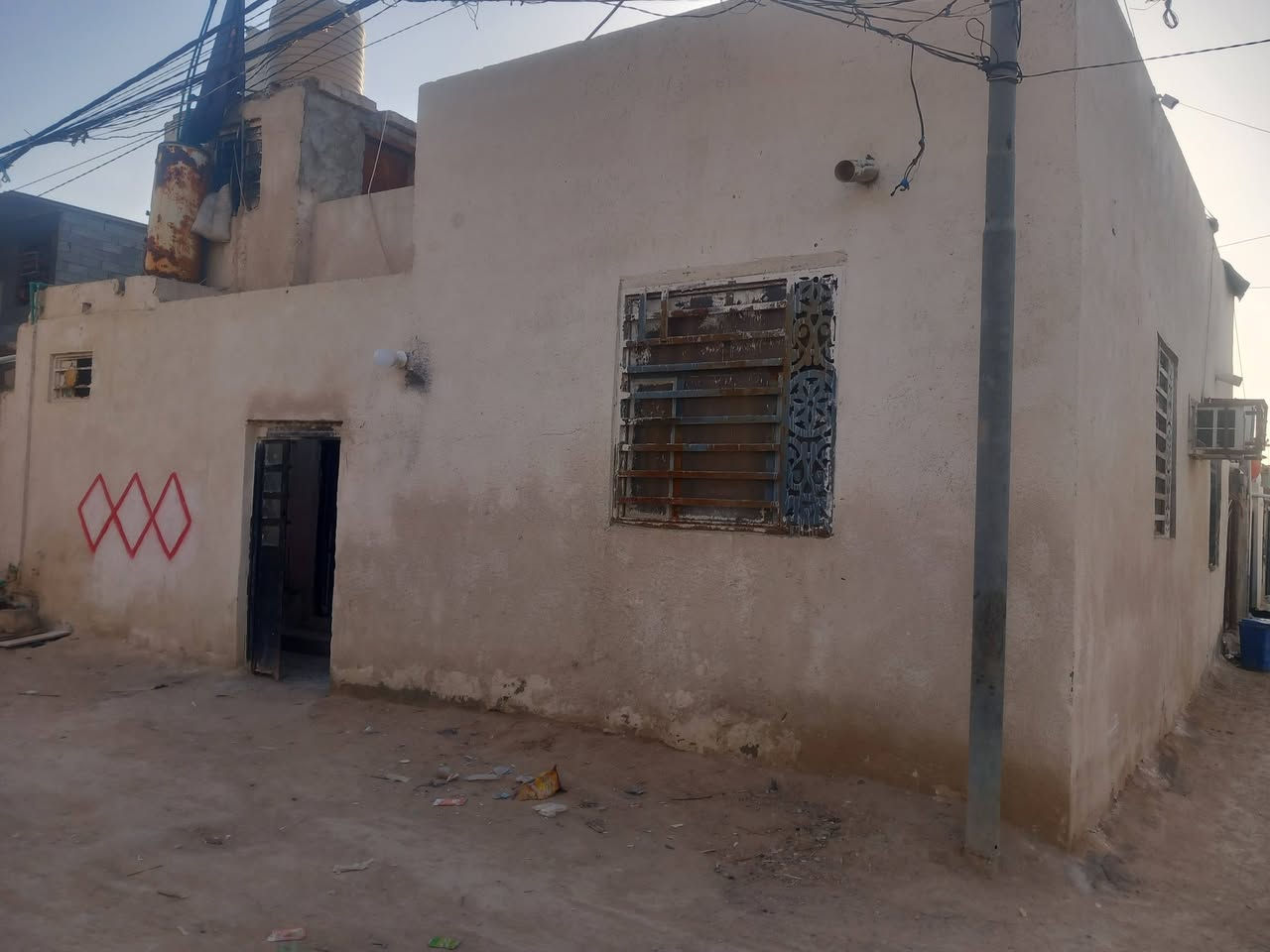 سلام عليكم
عندي بيت لبيع مساحته ١٠٠ متر مربع ركن يحتوي على ستقبال + صحيات خارجيه + صاله + صحيات داخلية + غرفة نوم + مطبخ +منور + درج + غرفتين مهيكلات بطايق لثاني
العنوان
كربلاء المقدسه الشبانات قرب شارع الحولي ١٠٠ نزلت سيد اسماعيل مقابيل حي الزهراء  فرع حسينية ابوالفضل العباس ع السعر ٤٥ مليون  ملاحظه 
البيت على طريق زوار الحسين ع
يبعد عن الإمام لحسين ٣ كيلو متر
الاتصال على هاذه الرقم وبي واتساب ***********
