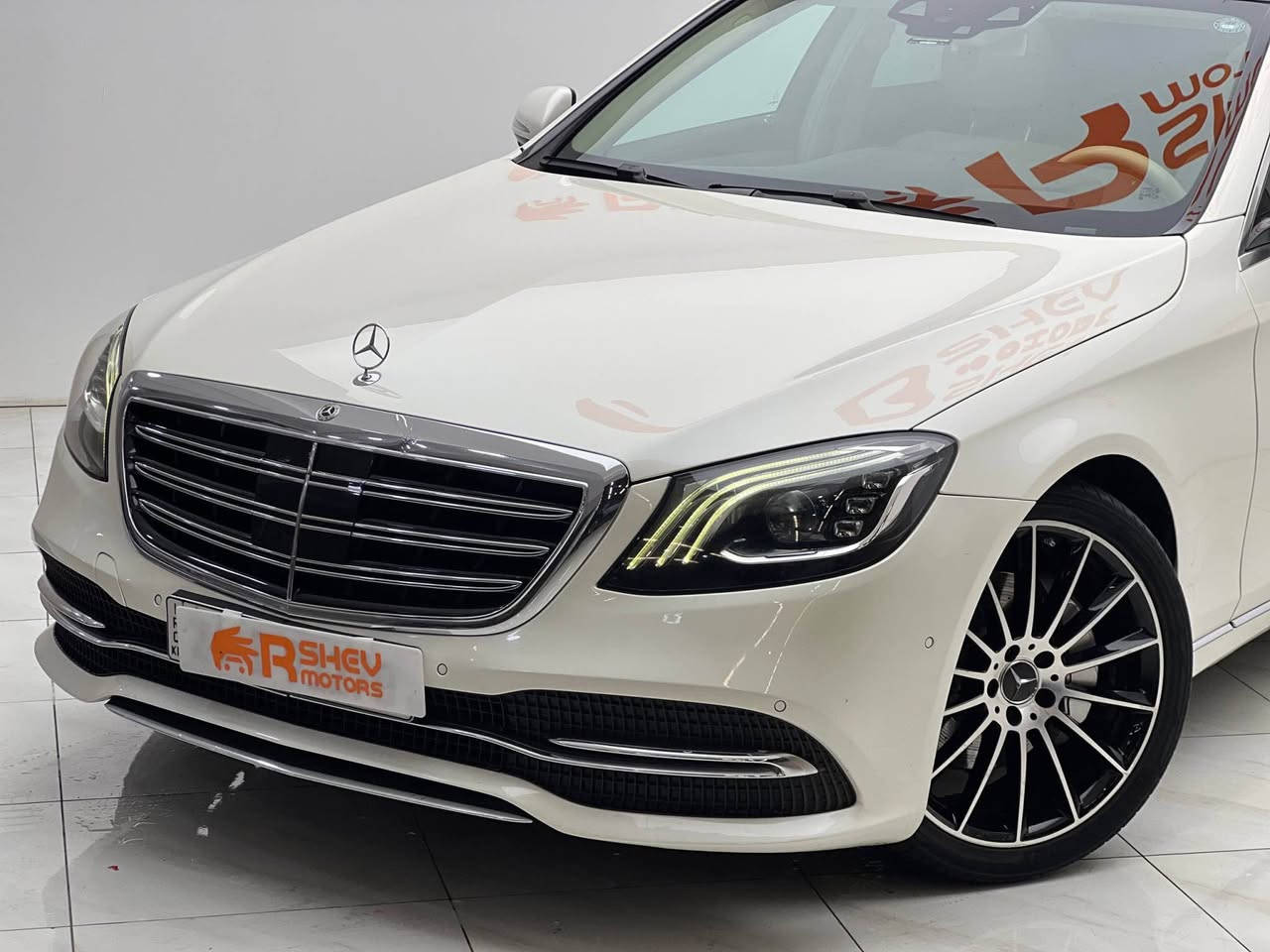 Mercedes-Benz S350d 2019 4matic 

القصر المتحرك ميرسيدس بينز اس كلاس ٢٠١٩  

محرك 6 سلندر 3.0 لتر دیزل 
كير 9 سرعات
وارد الماني مکفولة کفالة عامة على وضع الشركة  

ماشية208,000 كيلو  
فول مواصفات
جكات تصعد وتنزل 
فتحة سقف بانوراما
رادارات وكامرات 360

٤ تكم 
تحكمات كشنات امامية و خلفية كهربائية و مساج
كشنات تدفئة وتبريد
ابواب شفط (Soft Close)
نظام اضائة داخلية 64 لون 
DISTRONIC PLUS نظام القيادة الذكية
كاميرات 360 درجة
نظام النقطة العمياء
للحماية قبل الحوادث PRESAFE نظام
مساعد الحفاظ على المسار
نظام الفرملة التلقائية في حالات الطوارئ
و بعد هواي مواصفات 

رقم دهوک الدولي شرط التحویل 

و بسعر ($٣٨٩) و بیها مجال للطیبین 

مكان السيارة

دهوك -معرض ارشف R-Shev
رقم51 من معارض التيرمينال 

***********
*********** دهوك, العراق
