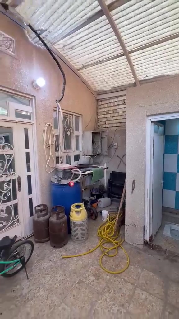 دار للبيع  (100 متر) حي الجزيره قرب مجمع سيد كرار لمواد المنزليه سعر التطلوع ٦٠ مليون يحتوي على طابق اول درج 
غرفه  مطبخ  صاله استقبال صاله غرفه مخزن فوك مطلوب ٧٣ اقصاد 400 كل شهر
***********
