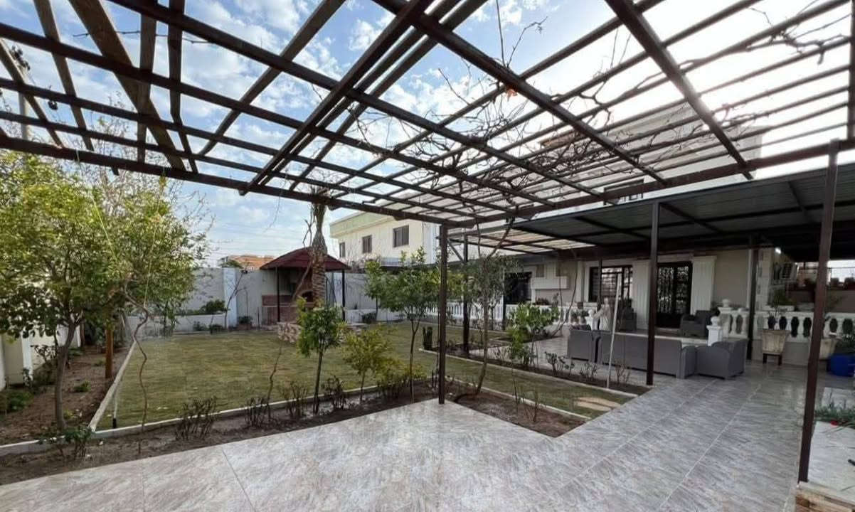 دار للبيع في اربيل مجمع زيتون 
المساحة 200م مساحه بيت فضله 290 م حديقة 

استقبال - صالة - مطبخ - حديقة - كراج - 4غرف نوم

خانوو بو فروشتن له شارى زه يتون 
٢٠٠م رووبه رى خانوو ٢٩٠م حديقه 

ژورى ميوان - هول - متبخ - 4 ژورى نوستن

للاستفسار
***********
