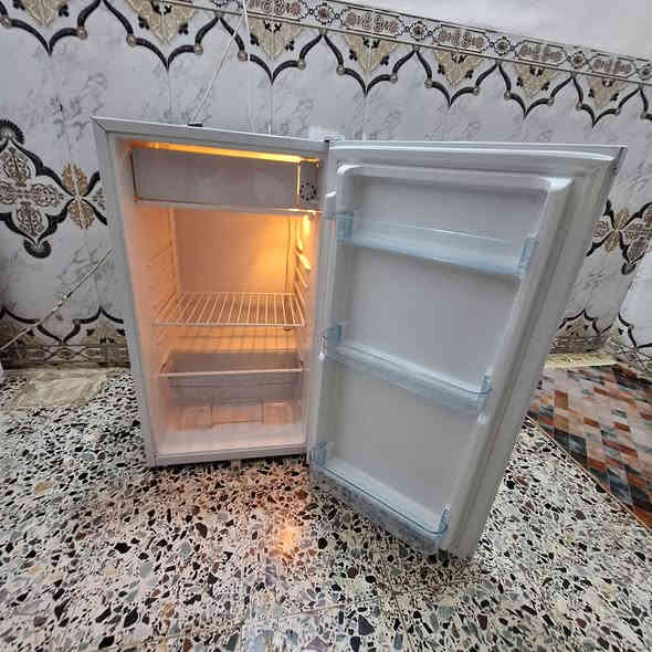 ثلاجه جديده كلش مستعمله قليل ب ١٠٠ الف وبيهه مجال للشراي ***********
