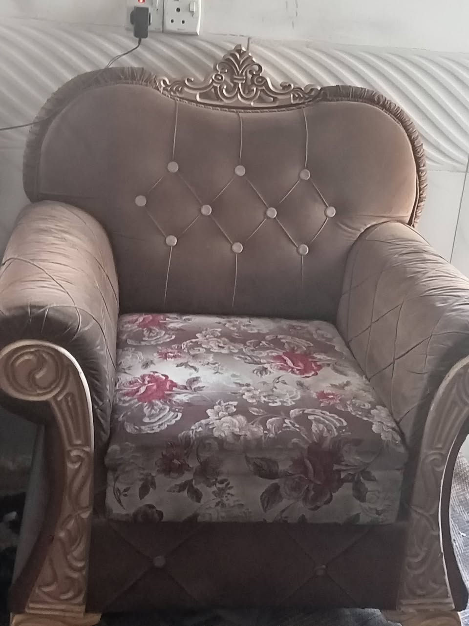 تخم للبيع ٢ كبار ٢كراسي ١ وسط الرقم *********** العنوان الشعب حي سومر واتساب فقط
