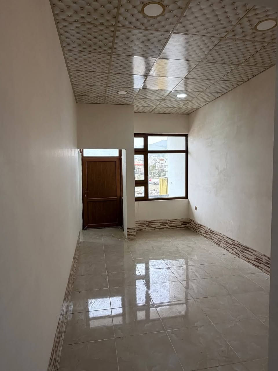 خانوو بۆ فرۆشتن لە گەڕەکی کوردسات بە سعرێکی زۆر گونجاو
📐 ڕووبەری گشتی: 150 مەتر
📏 پێشی خانوو: 7.50 مەتر
✔️ شوێنێکی ئارام و گونجاو بۆ ژیان
✔️ نزیک لە بازاڕ، قوتابخانە و خزمەتگوزارییە سەرەکییەکان
✔️ گونجاو بۆ خێزان
📞 بۆ زانیاری زیاتر و بینینی خانوو، تکایە پەیوەندی بکە.

0773 787 0006
