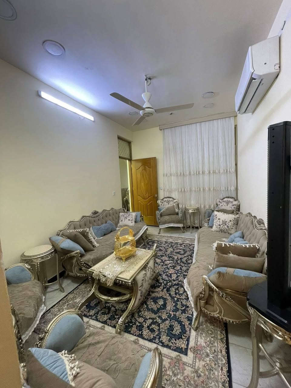 يا الله
دار حديث للبيع في منطقة الشعب/ حي التجار الثانية مقابل اسواق الوردة خلف مطعم ميامي
المساحة ١١٢ متر
واجه ٥،١٠ م
نزال ٢٢ متر
يحتوي على طابقين ونصف 
غرف نوم عدد٥
خدمات عدد٤
صالة خطار ومطبخ ومنور
للاستفسار
مكتب الحضارة للوساطة العقارية
***********
