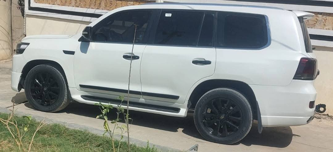 مكلف مكلف بلنشر لاندكروز
بدون مراوس نزلت سعرها كلش كلش والشراي يتصل 

لاندكروز ٢٠١٠ محدث ٢٠٢١ داخل وخارج 

رقم بغداد شبه مميّز بسمي السيارة جاهزة من كلشي

مصبوغ عام قمارة بدون قطرة معجون 

السعر ٢٣٩$ قفل شراي يتصل 

واني محتاج ونزلت هيج سعرها والسيارة تسوة اكثر 

فول مواصفات 

٦ سلندر 

كير اوتو 

تشغيل عن بعد 

سلايد روف شغال 

تحكمات مال تحديث كلها شغالة سيارة متعوب عليهه .

وهذا الأسود تغليف تكدر تشيله اذا ماعجبك 

 مكاني بغداد ابوغريب 

 ***********
