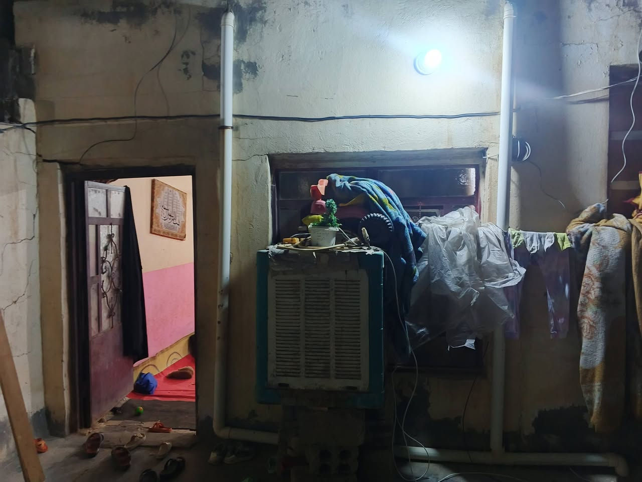 السلام عليكم بيت للبيع بالجاسميه المساحه 175 طابز راعي 25 شارع صب خدمات مايو كهرباء ومجاري غرفه وصاله واستقبال ومطبخ وصحيات خارجيه***********
