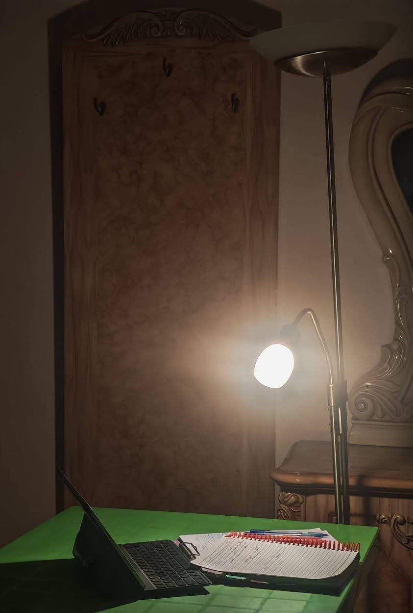 تيمب لامب طويل ذو مصباح مزدوج  ارتفاع قرابة  180 سم، احد المصابيح مثبت بالصحن (و هذا يكون ثابت لا يتحرك) و المصباح الأصغر يكون متحرك تحركه وين ما تريد
المصابيح تكون منفصلة عن بعضها من ناحية التشغيل كل واحد بيه دكمة خاصة، اي تكدر تشغل المصباح الصغير بس اذا في حالة القرائة او المصباح الجبير  أو الاثنين معا بنفس الوقت علمود تحصل على اضائة  قوية تضوي كل سطح الغرفة مثل ما موضح بالصور

التيمب لامب هذا راح يكون مثالي لغرف ابنائكم اذا جانوا يردون يشغلون ضوة بغرفتهم و في حالة اذا جان  احد منهم يريد ينام و ينزعج من الضوة يكدر الثاني بس يشغل الضوة الصغير المتحرك يوجهه على الكتب ماته و يقرا عليه✅✅

 السعر : 50 الف
المكان بغداد حي الإعلام 🙏🙏


**إذا كنت صاحب هذا الإعلان وتريد حذفه لأي سبب، رجاءا أرسل رسالة إلى الدعم الفني**