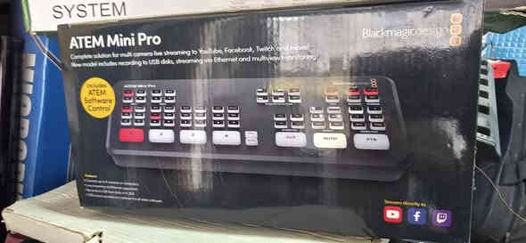 ٣ كاميرات فيديو مستعمل بشرط الشغل مابها نواقص مع الملحقات الشحن الكهربائي مع البطاريات،إضافة إلى جهاز بلاك ماجك مونتاج للبث المباشر  السعر النهائي للمجموعة  ٧٥٠ دولار  للاتصال واتس اب  ***********
***********
مكاني السليمانية
