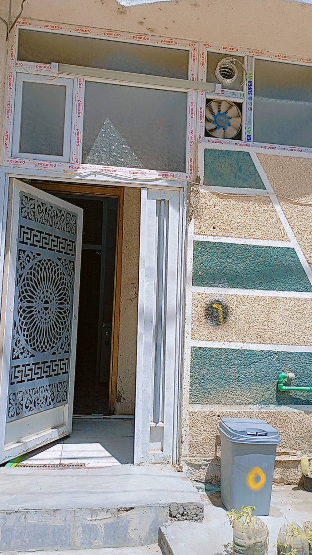 تم تنزيل السعر بيع مستعجل
 دار. للبيع  مساحة ٥٠ متر طابق ونص سند ٢٥ طابو زراعي 
الطابق الارضي صب كونكريت وكله سقوف ثانويه يحتوي على طرمة ومطبخ وصاله ٦× ٤ ومنور وصحيات ومخزن صغير بالمنور 
الطابق الثاني صب كونكريت يحتوي على غرفة نوم ٤×٤ وملحق وحمام وسطح 

العنوان / كربلاء حي الكرار مقابل حي الإمام علي (ع) مقابل مستشفى الكفيل قريب من طريق الزوار كافة الخدمات متوفره يصلح سكن أو حسينيه للزوار 
علماً أن الكاونتر وغرفة نوم والثريات يبقن للمشتري 
للاستفسار الاتصال على الرقم ***********
