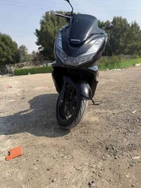 Pcx2024 لون اسود طافي محرك 160cc ياباني 100/100 فول مواصفات الدراجه  م...