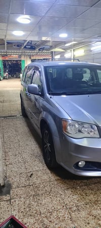 دوج كراند كرفان للبيع موديل ١٧ فئة sxt نظام تشغيل عن بعد أبواب وصندوق ...