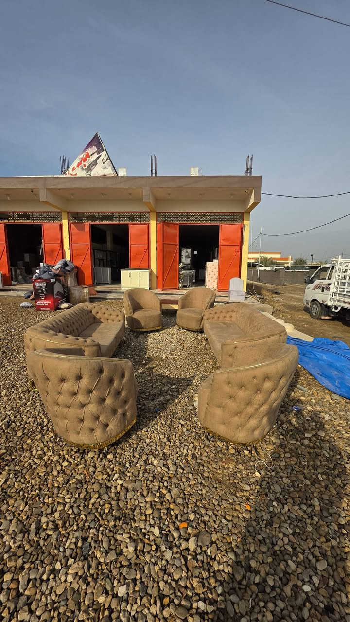 📢 عرض خاص: فخامة التركي بسعر البالة! 🛋️🇹🇷
يعلن مجمع الربيع للأثاث المنزلي عن توفر تخم "لقطة" يجمع بين التصميم الملكي والنظافة الفائقة:
 * الموديل: تركي (تشيسترفيلد) عصري، لون بيجي ملكي مطعم بإطار وقواعد ذهبية.
 * السعة: 10 مقاعد كاملة (جامبو).
 * الحالة: بالة درجة أولى، نظافة ممتازة جداً (نفس الصور تماماً).
 * التصميم: ظهر كابتوني يدوي مع أرجل ذهبية مودرن تضفي لمسة من الأناقة.
💰 السعر:
650,000 دينار فقط! (سعر تنافسي جداً مقارنة بالموديل والحجم).
📍 العنوان:
محافظة واسط - قضاء الصويرة
طريق (بغداد - صويرة) | مقابل محطة رضا الصالح الثانية.
بالقرب من مطعم هنداس (للمتوجهين نحو الصويرة).
📞 للاستفسار والحجز:
يرجى الاتصال على الرقم التالي:
***********
مجمع الربيع.. اختياركم الأول للأثاث الراقي والمتين.
