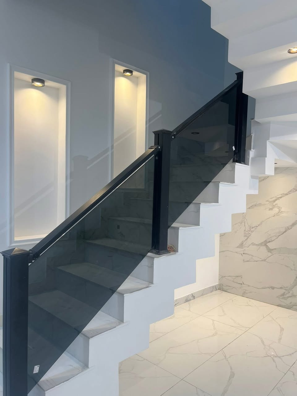 للبيع ////🌹🌹للبيع////🌹🌹
‏دارين مساحة الواحد 100 م2 ￼ 🏚️

‏بغداد حي الجهاد قرب مدينة الألعاب وجامع محمد رسول الله

‏بناء جديد Vip سنة 2025 جاهز للسكن خارطة هندسية ￼💯

‏طابق الأرضي مدخلين استقبال مطبخ هول مفتوح//////

‏مطبخ حار صحيات غرفة منام ////// 

‏الطابق الأول 

‏غرفتين منام صحيات سطح صغير ￼☎️ *********** ￼￼￼
