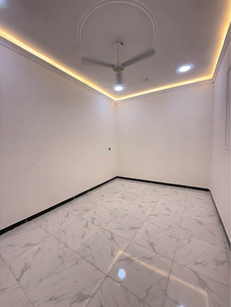 #اسعد_الله_أوقاتكم_بكل_خير👋⁉️

دارين  سكن للبيع ⛪️ بسعر بلاش 
بيوت حلوه مرتبه 

#مساحت كل بيت 150متر  بناء حديث بعده بل جيس

#يحتوي البيت على غرفتين نوم 
و ديوان 
و صاله 
و مطبخ 
و صحيات داخلي و خارجي و كراج سياره 
بيت كلش مرتب 

كافه الخدمات متوفره 

#جنس_العقار :: طابو صرف زراعي بأسم عراقي سند ٢٥ راعي لارض ساكن نفس المنطقه 

البيوت علا شارع تبليط 10 متر 🛣️

#العنوان ابو الخصيب  شارع ابو كوصره 
يبعد عن شارع ابو كوصره 20 متر

سعر كل بيت 90مليون  و بي مجال 
#للاستفسار الاتصال على الهاتف 📞📳
📳((***********))📳 ابو كيان الحدادي البصرة, العراق
