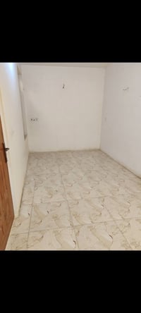 البيت للأيجار مساحة ٥٠ متر يحتوي على هول ومطبخ وحمام ومنور الطابق الثا...