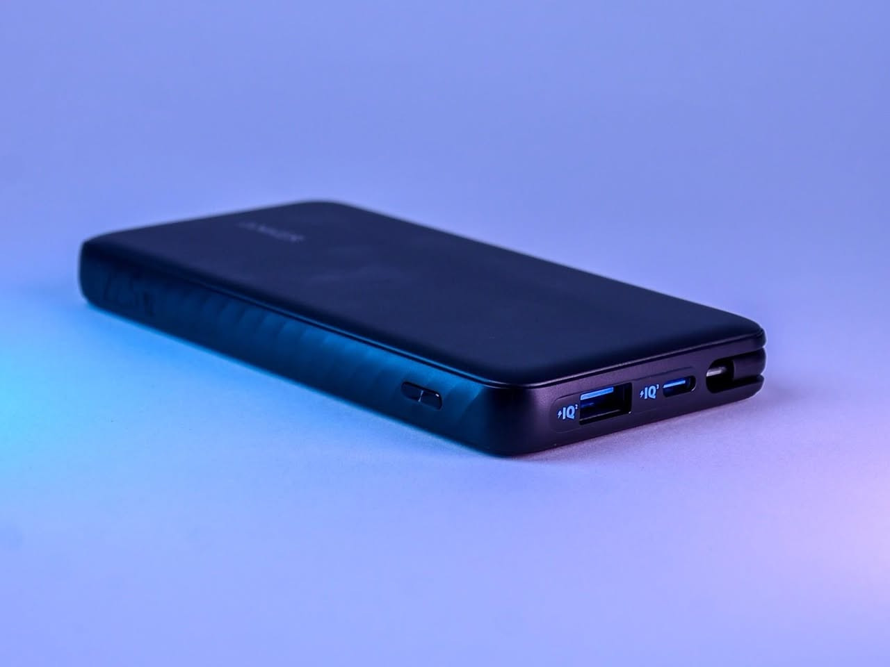 ضمان سنتين
باور بانك Anker Zolo (10K, 22.5W)
السعة: تبلغ سعته 10,000 مللي أمبير في الساعة.  
الطاقة: يدعم الشحن عالي السرعة بقدرة تصل إلى 22.5 واط.  
المنافذ والكابلات: يحتوي على منفذ USB-C ومنفذ USB-A، بالإضافة إلى كابل USB-C مدمج بزاوية 90 درجة.  
ميزة الشحن المتعدد: يمكنه شحن 3 أجهزة في وقت واحد باستخدام جميع المنافذ والكابل المدمج.  
التصميم: يتميز بتصميم نحيف وعملي مع كابل مدمج يسهل حمله واستخدامه دون الحاجة لكابلات إضافية.  
التوافق: متوافق مع أجهزة Apple و Samsung


**إذا كنت صاحب هذا الإعلان وتريد حذفه لأي سبب، رجاءا أرسل رسالة إلى الدعم الفني**