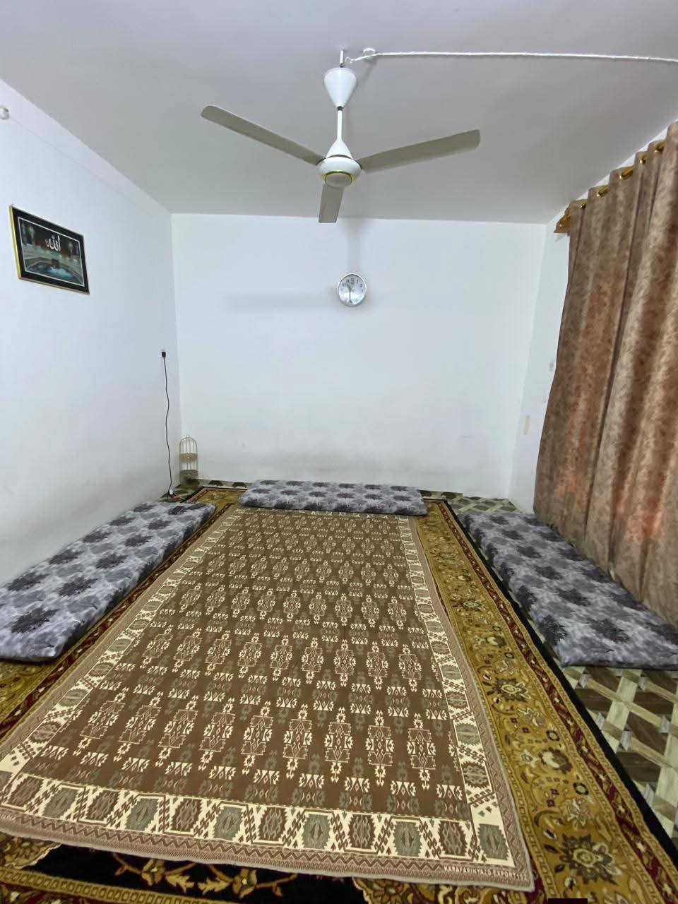 السلام عليكم
بيت بمنطقه 8شباط قرب اسواق الخزرجي طابقين اربع غرف 
اربع غرف نوم وستقبال وصاله ومطبخ ومجمع صحيات 
السعر 110 وقابل للتفاوض 
الاتصال 
‏‪***********‬‏
