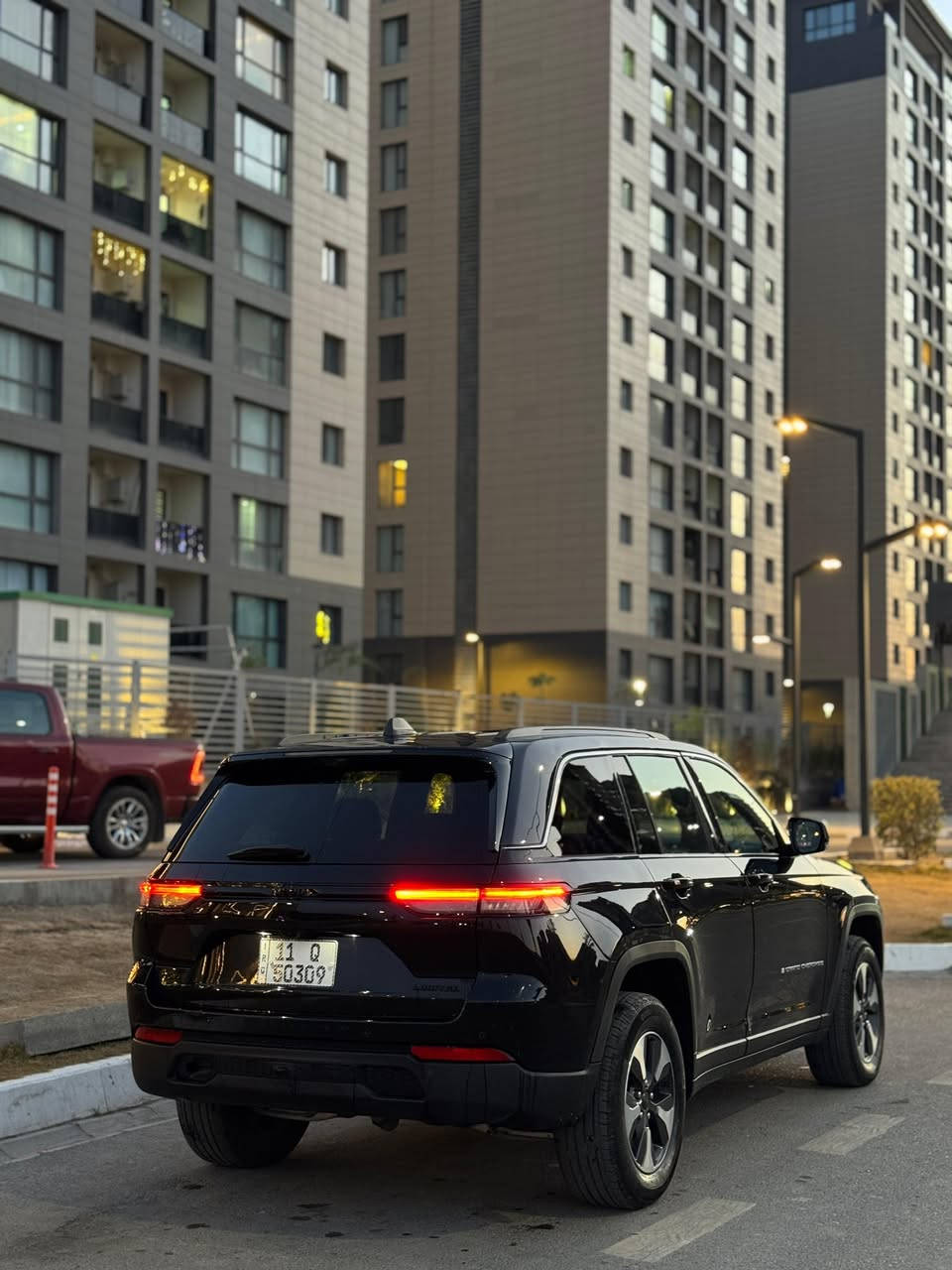 السلام عليكم
جيب كراند شيروكي Xe4 هايبرد 
2024
حجم المكينة 2000تيربو + هايبرد + شحن منزلي
فول مواصفات 1/1
خمسة راكب 
رادار 360 درجة 
تحديد مسار 
حساسات خلفية 
تبريد قطعتين 
خمس انضمة قيادة 
 بانوراما
دفع رباعي. 
 كير موس 
 هاند بريك بصمه 
مقود جلد + تدفئة 
شفتات ستيرن 
لايتات لد 
هيترات في الكشن 
ماشية 29الف  مرقم بغداد جديد
السيارة جاهزة من كلشي وبعد بيه هواي مواصفات
حادث السياره جاملغات خلفيه وقبق صندوك وبيه طخه جاملغ وبنيد قبق الجنطه مبدل لون يعني السياره 4قطع صبغ الباقي مكفول ايرباك سليم
السعر :(255)وبيها مجال بسيط وما اتصور اكو جيب 24بهذه السعر ترهم مراوس حسب القناعه
***********
بغداد حي الجهاد
