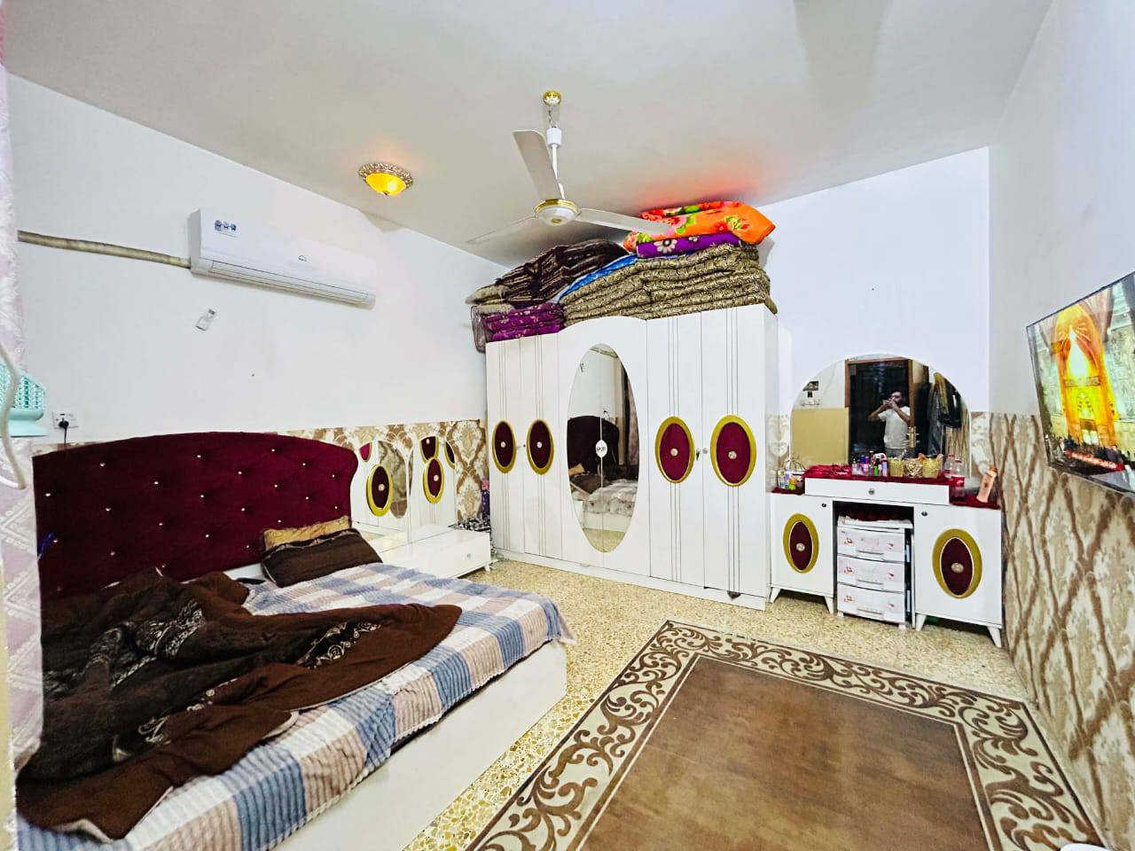 السلام عليكم
  دار للبيع مكان مميز جدا 
طابو صرف
نوع البناء //طابوق السقف صب كونكريت
شارع تبليط
سند طابو صرف باسم صاحب البيت 
تحويل البيت ثاني يوم بعد الشراء
العنوان / /بابل المدحتيه 
 حي الحسين العسكري قرب ساحة تارتان قرب مدرسة كميل البيت ركن على شارعين أمامي ١٠متر تبليط 
المساحة//١٦٥
الواجهه //١٥م
النزال //١١م
بناء حديث 
خدمات كامله من ماء وكهرباء وتبليط
السعر/٩٥وبي مجال
تفاصيل البيت طابقين
الطابق الأول
استقبال
صاله كبيره 
عدد الغرف ٢
حمام داخلي
صحيات خارجيه 
الطابق الثاني 
مطبخ حار وبارد
مخزن 
البيت كامل وجاهز
البيت موقع حلو وجيد جداً 
بناء حديث 
للاستفسار
مراجعة  مكتب دلالية وائل الهندي 
***********
ابو علي*********** 
مكتب دلالية وائل الهندي بابل المدحتيه الحمزه الغربي ع شارع 60 قرب سلوان ابو الكاشي مقابيل فرع علي قماره
