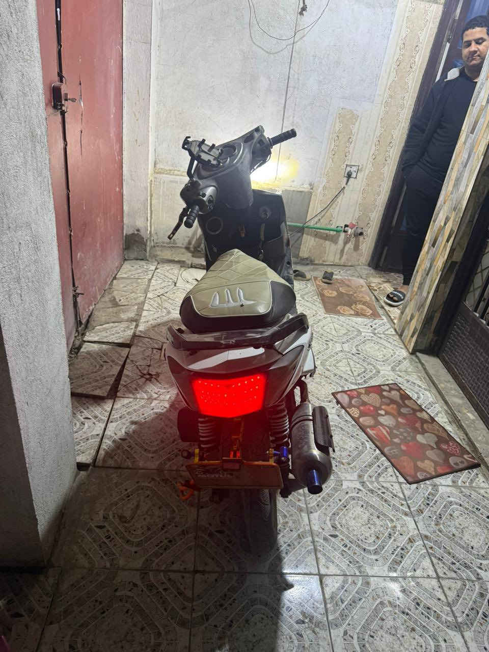 السلام عليكم . 
دراجه سكنس فحل نوزل . 
دراجه حلوه وخير من الله ، بيها كلجات رياضي شلعتها تشك الكاع . 
بيها صالنصه رياضي سعرها 120 الف . 
بيها دبل امامي رياضي اصلي . 
يدات اصليه 
ادامه جديده دهن بلك ترتيب كامل . 
يراد ترتيب الها كفرات فقط وصور شوفت عينك . 
سعرها 700 وبيها مجال مكاني الامين الثانيه ، ما متواجد ع فيس .
 ***********
***********
