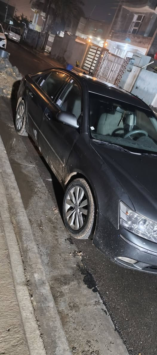 سوناتا موديل 2009 وارد امريكي ضررها جاملغ وبنيد بدون دواخل لغود وشواصي وتكم مكفولات  مصبوغه عام جماليه مكينه 6بيه خانه واكفه رقم بغداد انكليزي  ب اسمي صدره ٦٠٪ فتحه داخل جلد كشن كهرباء
السعر 90وبيه مجال 
للاستفسار/***********
