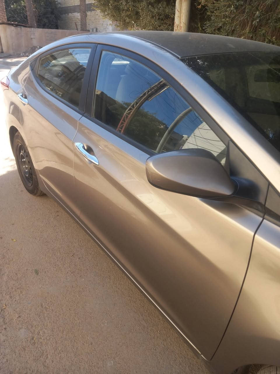 للبيع....للبيع
 سيارة ألنترا موديل ١٦ وارد امريكي رقمها شمالي لون فيلي بسعر ١٠٥ ورقة وبيه مجال بسيط
 صور الحادث مرفق 
مواصفات السيارة معروفة السيارة ماشية ١٤٠ الف ميل 
المحرك دوش ١٨٠٠
 سيارة تبريد ، صدر حدادية جديد، تخم تاير جديد
مكان السيارة بغداد الدورة شارع ٦٠ للإستفسار الاتصال على ‎***********
