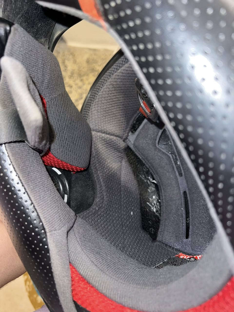 السلام عليكم 
خوذة ماركة SHOEI اليابانية للبيع الخوذة نضيفه والصور تحكم ووياها سماعات داخلية لليحب الخوذ الاصلية عنواني الغزالية ***********
