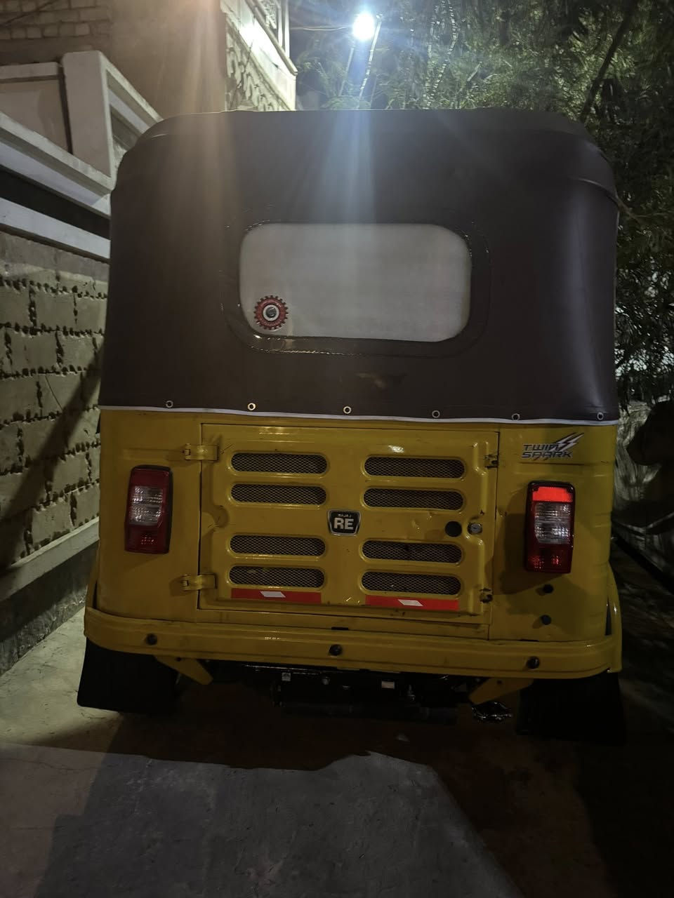 السلام عليكم تكتك لبيع ٢٠١٨ شهر ١٢ يوم ٢٨ رقم وسنويه كفاله ماعده دوس ولغوده مشرشه صبغ لجماليه السعر ٦٢٥٠ وبيه مجال العنوان الشعب رقم الهاتف ***********
