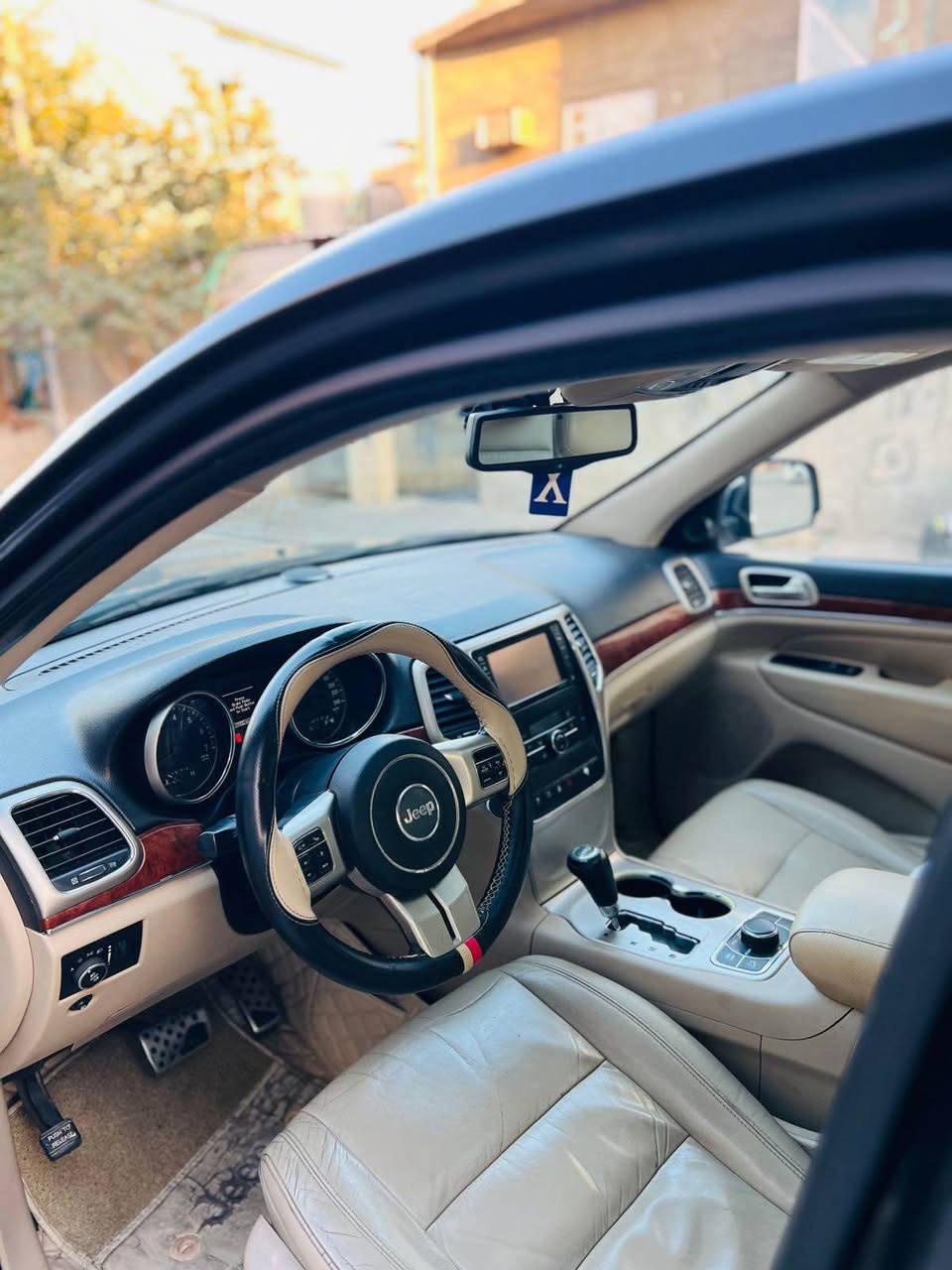 السلام عليكم جيب لمتد خليجي. موديل 2011 اصل رقم اربيل الجديد تريد تحويل تريد وكاله فول الفول خليجي. كلين  مكفووله من الحادث والتبديل بيه ثنين ارباع صبغ.  ربع الجوملغ من الاسفل. وربع باب اثر شخوط.  ملاحظه المحرك 8 سلندر ارتي.  الموصفات. كشنات جلد. شاشه كبيره اماميه رادار. امامي نقطه عمياء مريات شفط. باب خلفي كهربهائي.  فتحه سلايت بانوراما.  
وبيها بعد موصفات.  السعر 149$ وبيه مجال جدا بسيط حك الجيه. الشراي يتصل على الرقم *********** البصرة, العراق
