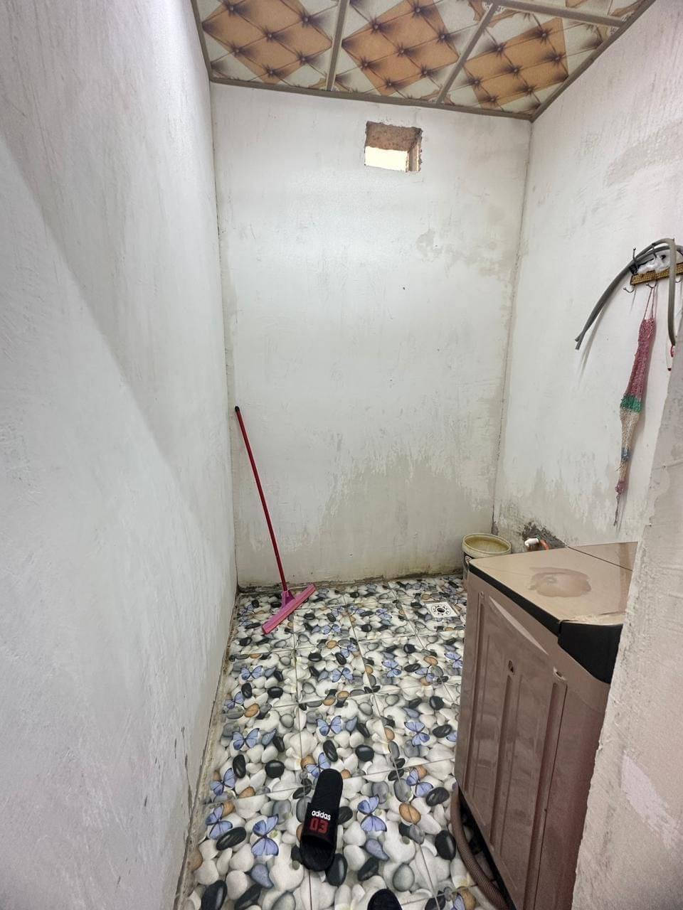 بيت البيع وقف سني مسجل اصولي المساحه  100 متر يحتوي لبيت على غرف عدد  2 وصاله ومطبخ وصحيات العنوان ابوالخصيب طريق الوصطي قرب المدرسه الصفره السعر  30 وبي مجال الستفسار انتصل على الرقم  *********** بي واتساب
