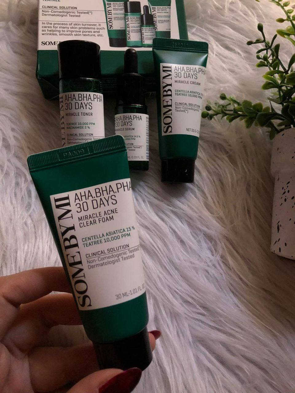 💚مجموعة المعجزة (AHA BHA PHA 30 Days Miracle AC SOS Kit) من العلامة التجارية الكورية سوم باي مي (SOME BY MI). صُممت خصيصاً كروتين متكامل للعناية بالبشرة المعرضة لحب الشباب والمشاكل الجلدية، حيث تعتمد على ثلاثة أنواع من أحماض التقشير (AHA و BHA و PHA) لتنظيف المسام وتجديد خلايا الجلد.
✨محتويات المجموعة (4 قطع بأحجام مخصصة للتنقل):تتضمن المجموعة أربع خطوات أساسية للعناية اليومية: 
✔️1منظف (Miracle Acne Clear Foam): غسول يعمل على تنظيف البشرة وإزالة الشوائب والدهون الزائدة.
✔️2تونر (Miracle Toner): يساعد في تقشير البشرة بلطف وتقليص حجم المسام الواسعة.
✔️3سيروم (Miracle Serum): يعمل على تهدئة البشرة وتقوية حاجزها الطبيعي.
✔️4كريم (Miracle Cream): يوفر الترطيب اللازم ويساعد في علاج الحبوب وآثارها. 

✅أبرز الفوائد:-
علاج حب الشباب: تساعد المكونات الفعالة مثل ماء أوراق شجرة الشاي في تقليل الالتهابات وعلاج البثور.
تنقية المسام: تعمل الأحماض على إزالة الخلايا الميتة والرؤوس السوداء والبيضاء، مما يقلل من ظهور المسام الواسعة.
تحسين ملمس البشرة: تساهم في تنعيم البشرة الخشنة وزيادة نضارتها خلال 30 يوماً من الاستخدام المنتظم. 
#الاصلي المنشأ كوريا 🇰🇷💯
السعر ٢٥ الف
🚘يوجد خدمة توصيل لجميع محافظات العراق ٤ 🚘


**إذا كنت صاحب هذا الإعلان وتريد حذفه لأي سبب، رجاءا أرسل رسالة إلى الدعم الفني**