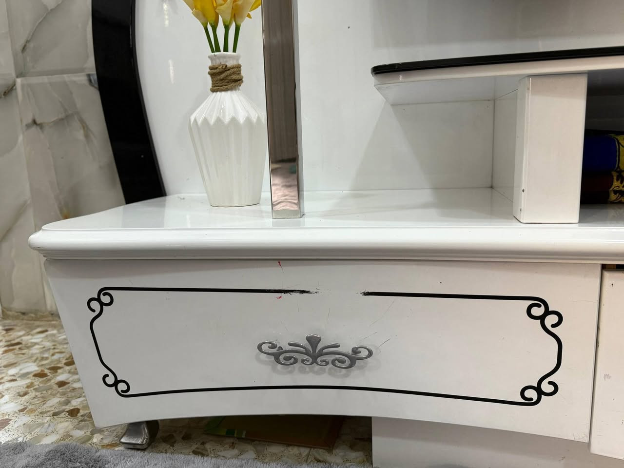 السلام عليكم 
هذا الميز للبيع ما عدى لبلازمه مالته (غير للبيع)
سعره على الخاص 
الي يريد يتواصل وياي على هذا الرقم 
***********
