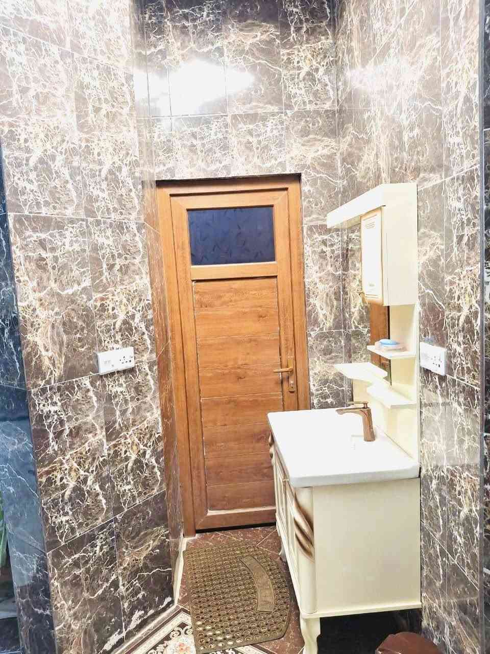 دار للبيع الديوم منطقة ال 11 الف مساحه 315 متر صدر  طير  قرب مدرسة الهماميه  طابقين  5 غرف نوم صاله استقبال مطبخ صحيات 3  كراج سيارا حديقه بيت مرتب درج خارجي  طابق ثاني  تعامل معا صاحب علاقه مباشر للستفسار ***********
