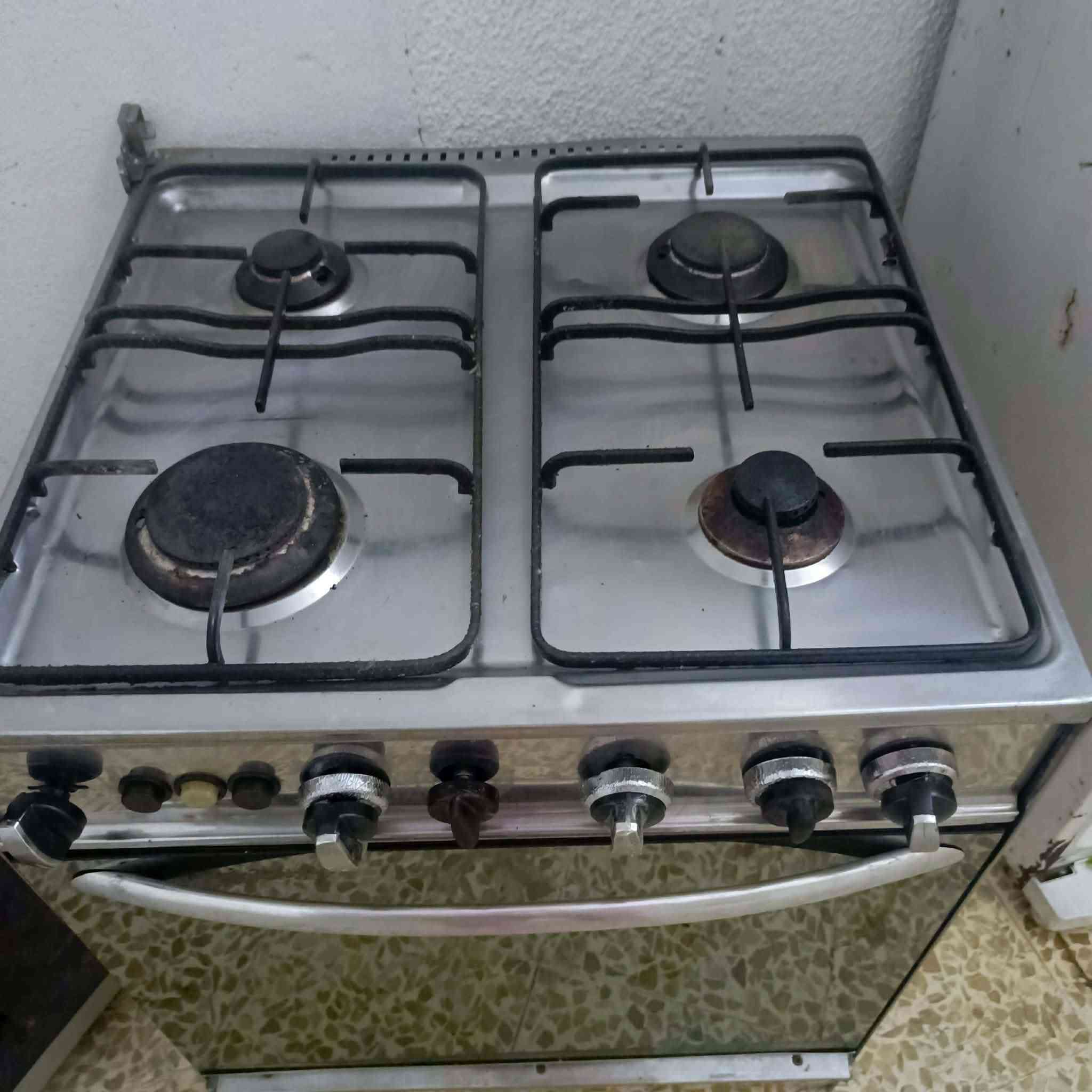 طباخ نظيف شغال مع الفرن ٧٠
***********
