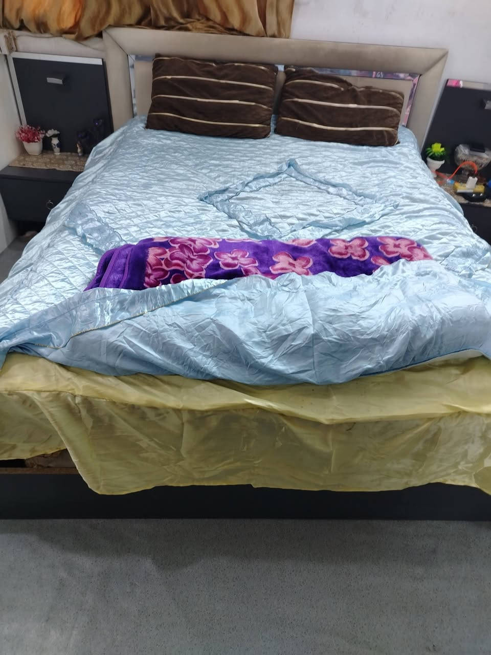 السلام عليكم مرخصت الاذمن غرفه نوم تركي كامله سعره 450مكاني بغداد الشعله رقم الاتصال ***********
