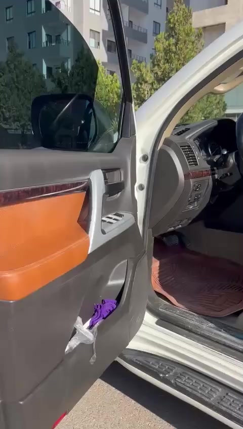 لاندکروزەر - وەنەوشە ٢٠١١
GXR - V6
فول مواسەفات - دوبەی
هەموو شتێکی بە شەرت،
دوو بست بۆیاخ.
***********
هەولێر
