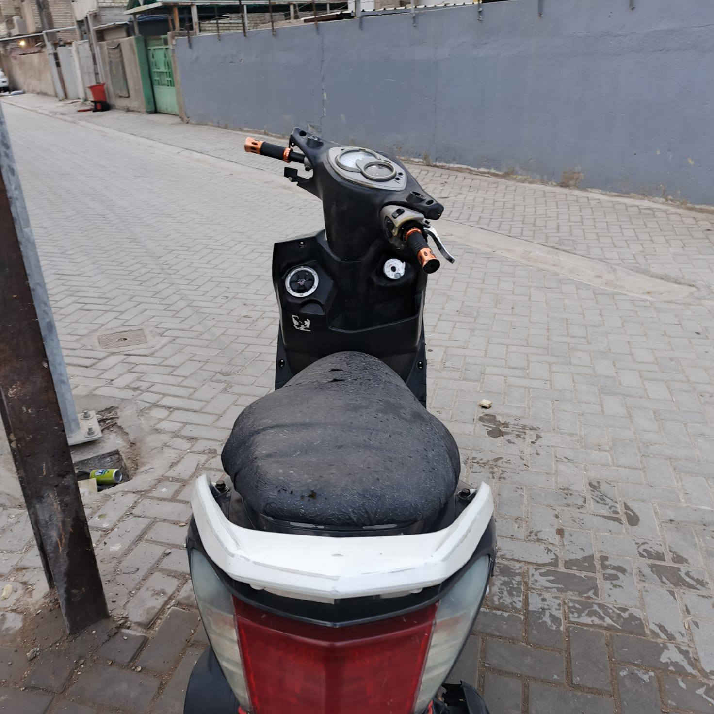 سلام عليكم دراجه سكنس فحل  كوم حديد شغاله نكره 
دراجه حلوه ومشيهه هم حلو كلج جديد امامي نقص كفرات واشر مال فيلس ينضح دهن والسلف طافي بي قطع او عاطل ماعرف دارجه حلوه ومناسبهه 300 وبيهه مجال ***********
